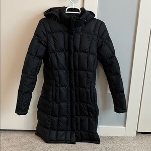 The Northface Women’s Black Puffer Hooded Jacket